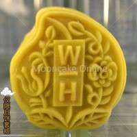 黄金夏果白莲蓉冰皮月饼 White Lotus Paste with Macadamia Nut in Gold Dust Snow Skin Mooncake