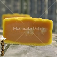 黄金夏果白莲蓉冰皮月饼 White Lotus Paste with Macadamia Nut in Gold Dust Snow Skin Mooncake